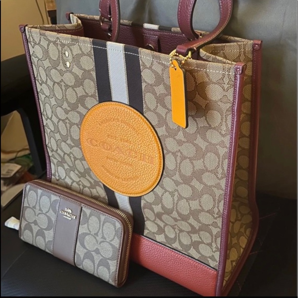 Beautiful Authentic Coach Wallet/Purse Set - Picture 2 of 2